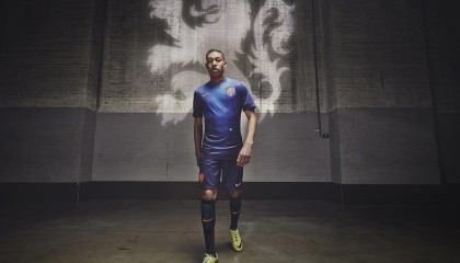 华体会网站：皇马更衣室风波，维尼修斯向阿隆索控诉队友自私带球，球迷嘘声引发内部危机