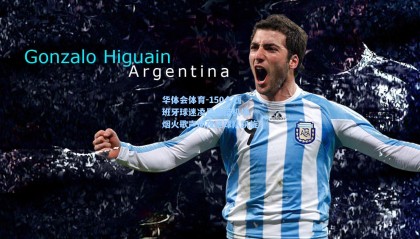 华体会体育-150名西班牙球迷凌晨集结机场 烟火歌声彻夜迎球队凯旋