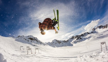 华体会：巴萨2025赛季强势复兴！60战46胜创纪录，费兰·托雷斯与莱万多夫斯基同轰27球并列射手王