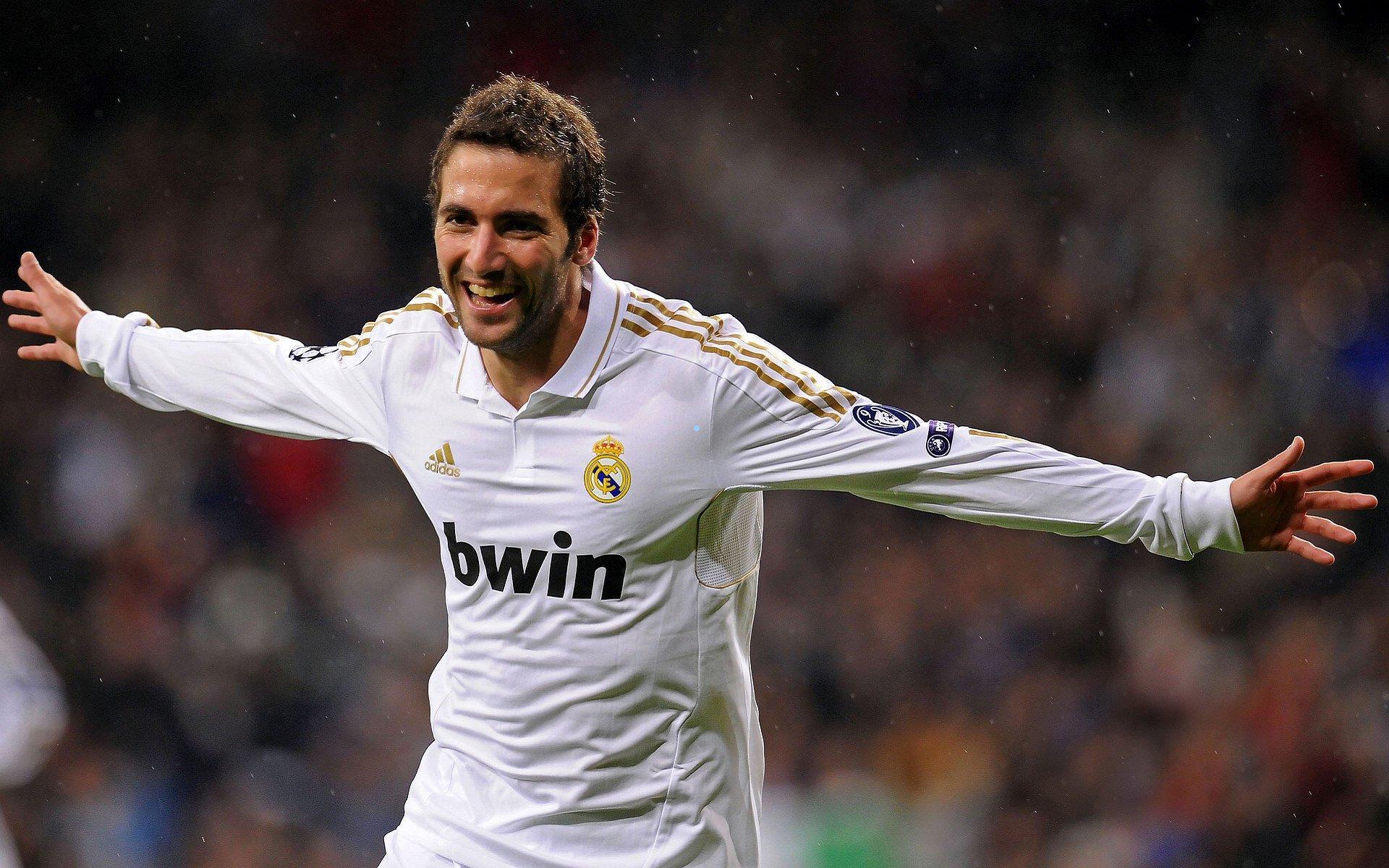 欧洲足坛震撼一夜，皇马惨败蒙羞，拜仁刷新历史，枪手险胜蓝军